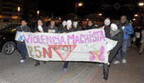 L'alcalde i els regidors de la Corporació Municipal assisteixen a la manifestació del 25 de Novembre
