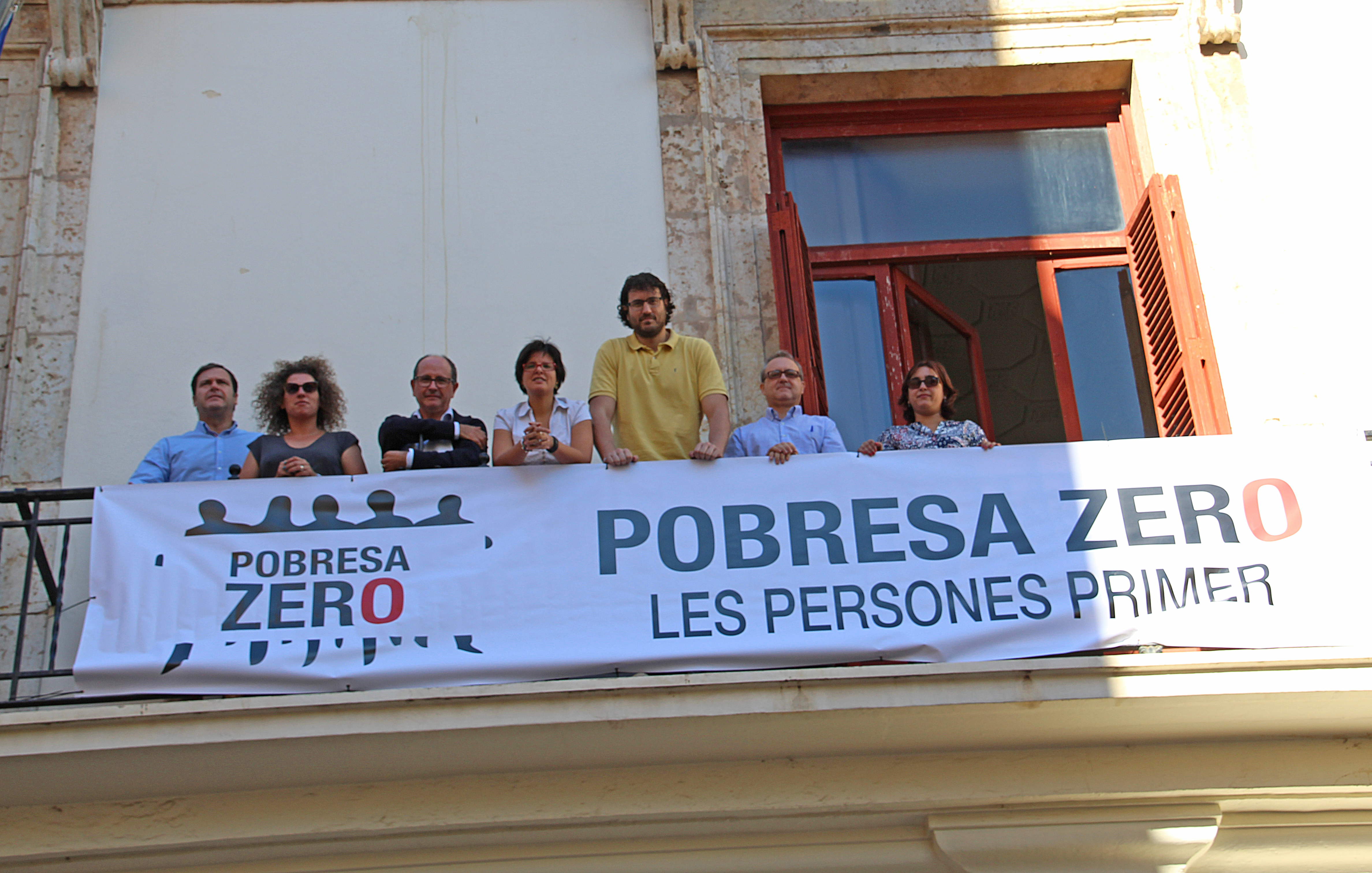 L'Ajuntament de Sagunt ha penjat una pancarta de Pobresa Zero en la façana del Consistori i en el Casal Jove