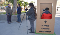 L'equip de Sagunt Reviu instal·la un Videomaton en la plaça Cronista Chabret perquè els ciutadans aporten propostes