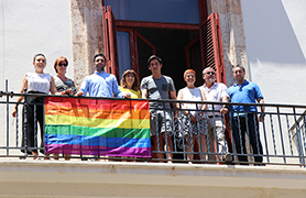 La bandera LGTBI oneja a l'Ajuntament de Sagunt
