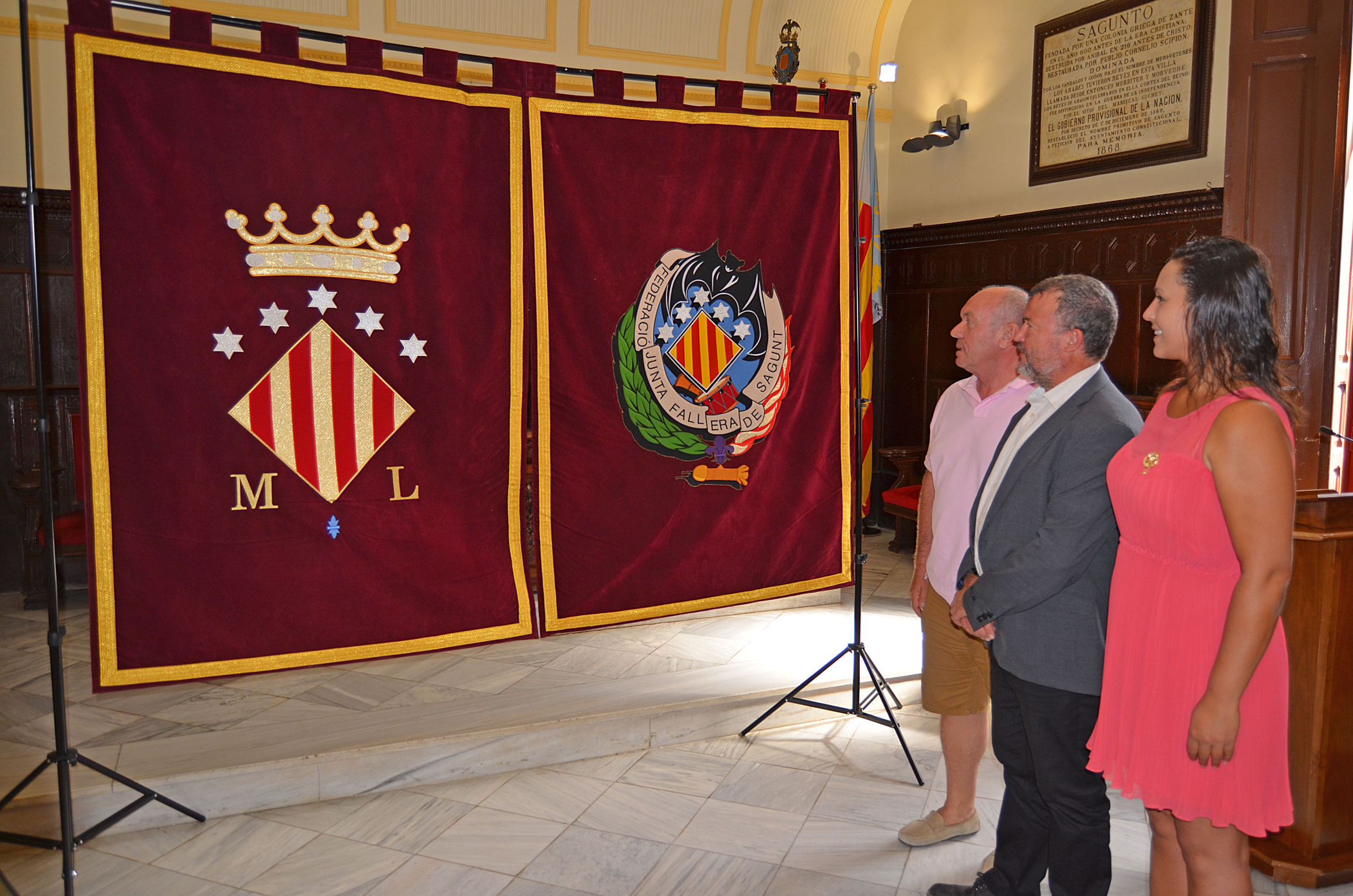 L'alcalde de Sagunt lliura els escuts de l'Ajuntament i la Federació Junta Fallera que lluiran en l'exaltació