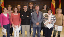 Els guanyadors de la campanya “Comprar en la teua ciutat no té preu!” de l'Ajuntament de Sagunt arrepleguen els seus xecs per a gastar-los en el comerç local