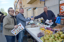 L'Ajuntament de Sagunt reparteix bosses de la compra en valencià en els mercats de la ciutat
