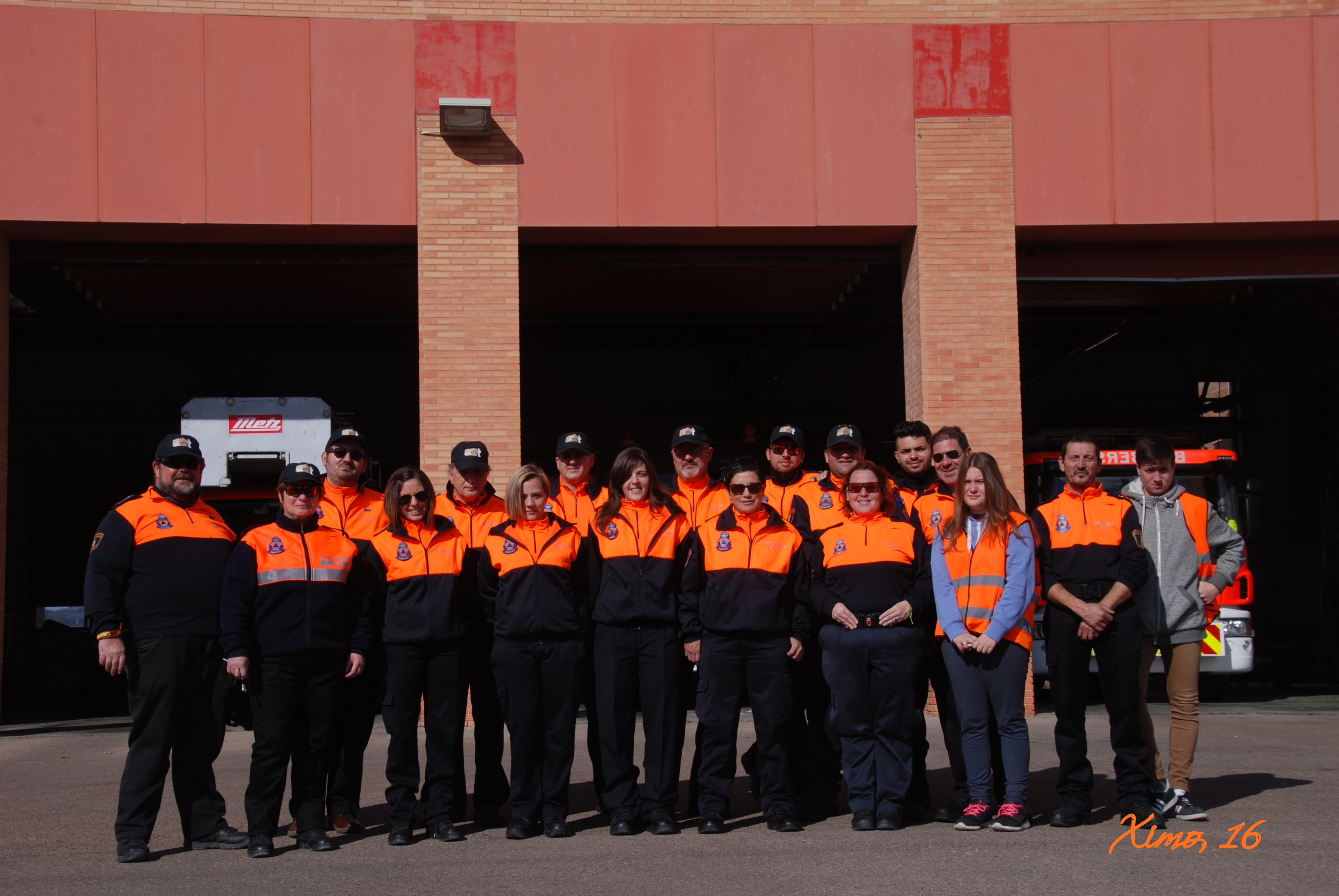 Els bombers de Sagunt imparteixen un curs d'extinció d'incendis als voluntaris de Protecció Civil
