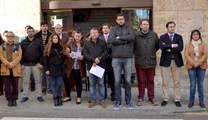 Els grups polítics han mantingut un minut de silenci i han llegit un manifest en solidaritat amb les víctimes de la violència de gènere