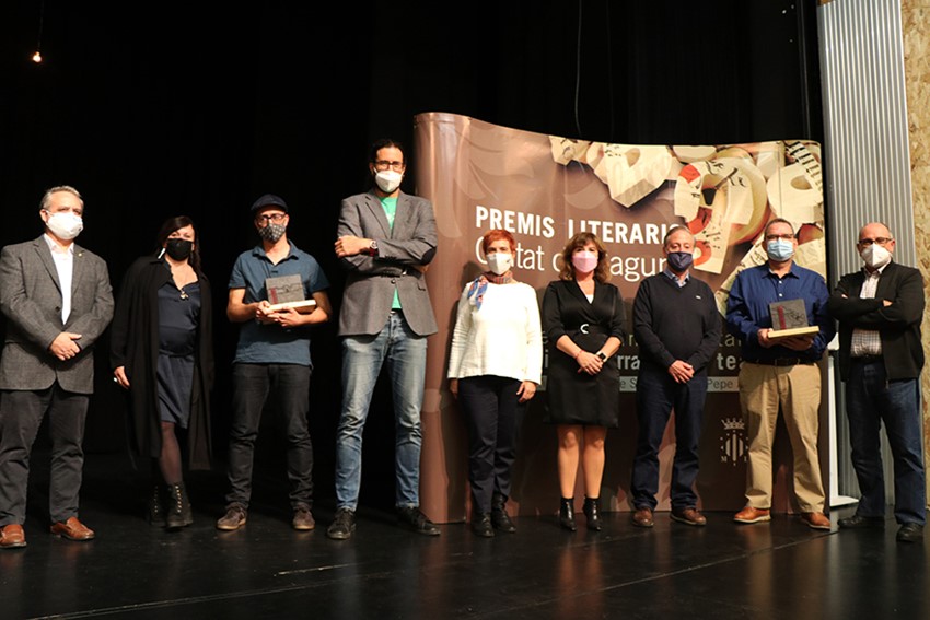Foto grupal premios literarios
