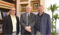 L'alcalde rep en l'Ajuntament de Sagunt al prestigiós professor Raymond Calcraft 