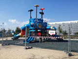Unos desconocidos causan destrozos en el parque infantil de la plaza junto a la calle Papa Alejandro VI