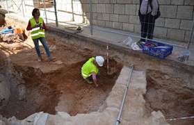 Las obras de la calle Valencia compaginan la reurbanización de la vía con las excavaciones arqueológicas