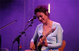 La compositora Maika Makovski en concierto en el Centro Cultural Mario Monreal 