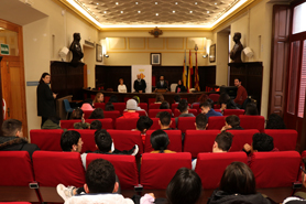 El alcalde de Sagunto recibe a los alumnos del IES Clot del Moro en el consistorio