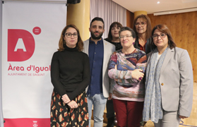 El Centro Cívico acogió ayer la conferencia de la escritora Laura Freixas sobre su último libro y el machismo en el mundo de la cultura
