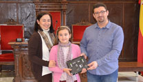 El delegat de Comerç lliura la tablet digital a la guanyadora del sorteig de la III Ruta d'Aparadors de Nadal