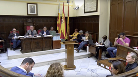 L'Ajuntament aprova una moció que demana derogar el delicte d'injúries a la Corona 