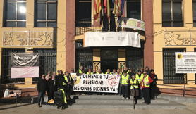 L'alcalde assistix a la concentració dels 'iaioflautes' per a mostrar-los el seu suport 