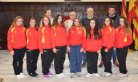 El regidor d’Esports, Miguel Chover, rep a l’equip sènior femení de gimnàstica de Sagunt