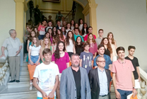 L'alcalde i el delegat d'Educació reben als alumnes que van obtenir premis extraordinaris de rendiment acadèmic