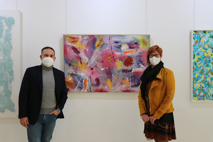 Jose Abril presenta als visitants la seua obra pictòrica inspirada en les textures mediterrànies